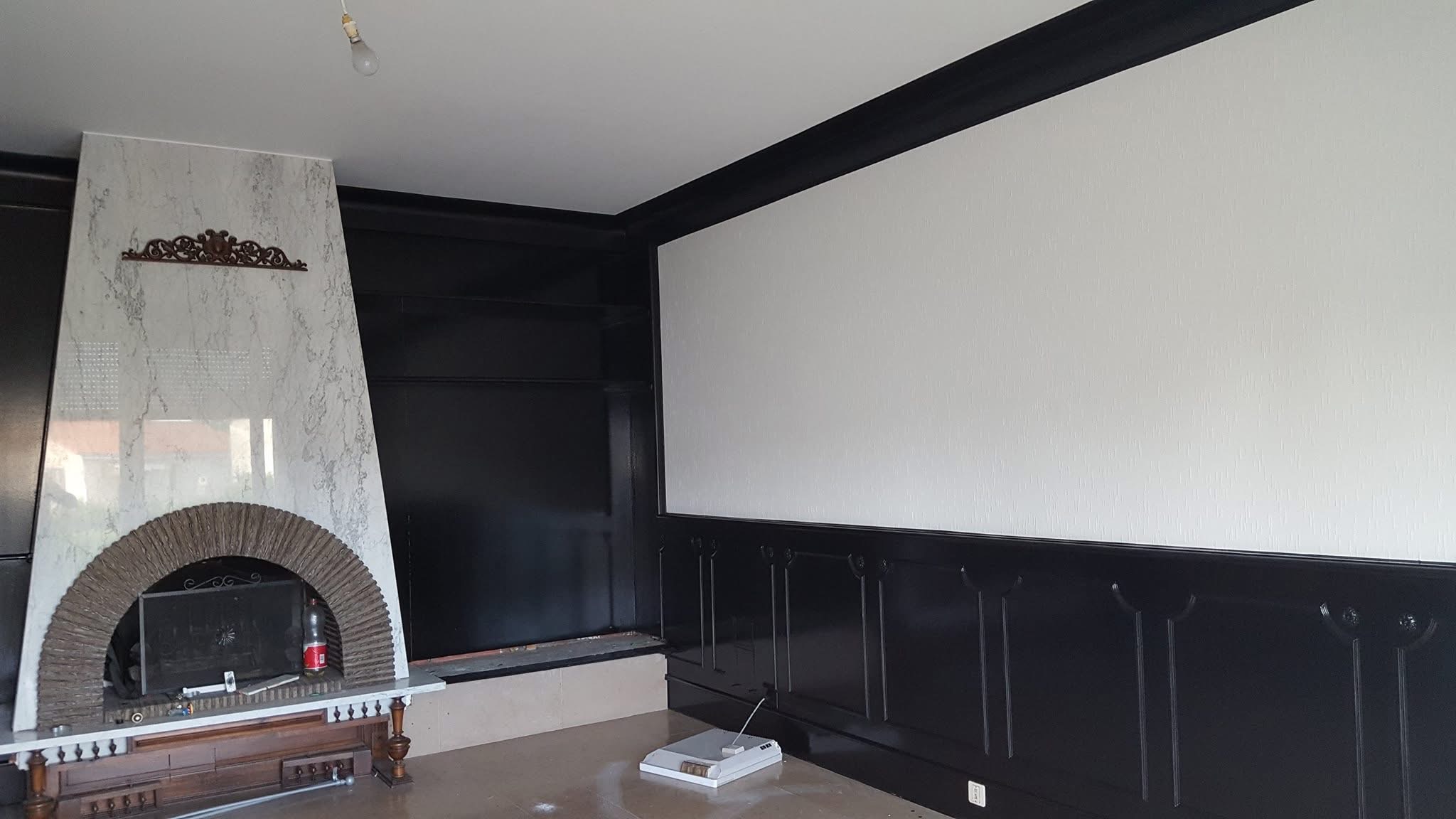 Salon noir et blanc réalisé par Atelier Nuance
