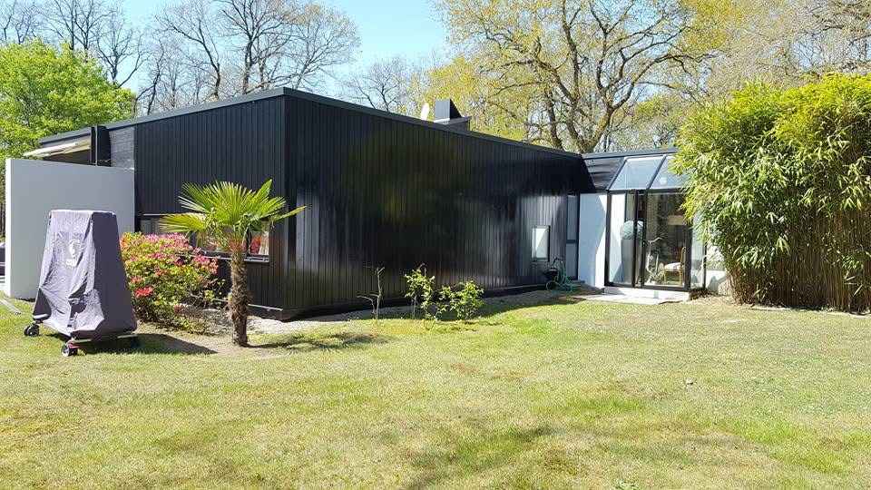 Bardage noir contemporain réalisé par Atelier Nuance